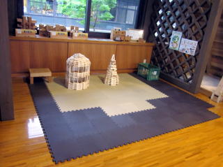 木組みパズルと積木の写真