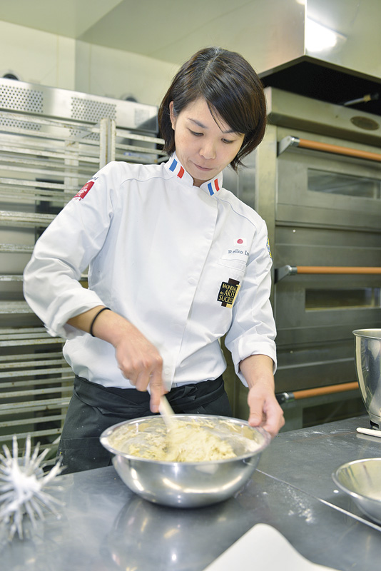 ブリニを製造する芋生玲子さん