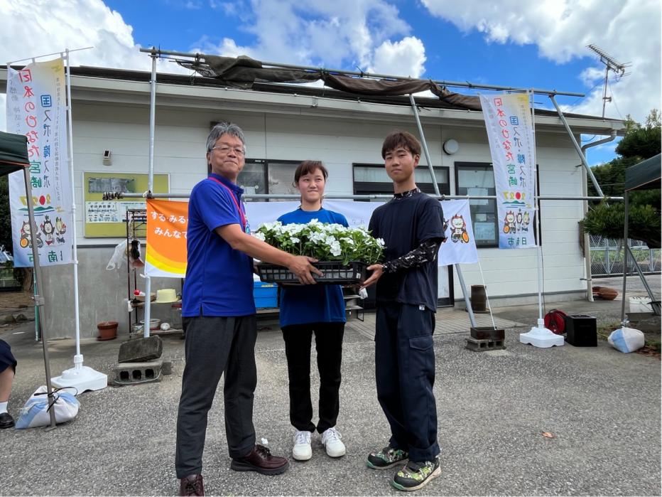 昨年度の花リレー開始式（日南市）の様子