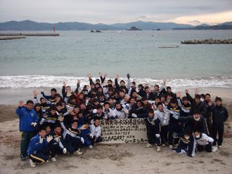 長須賀つながりビーチの清掃後、男子生徒全員で記念撮影