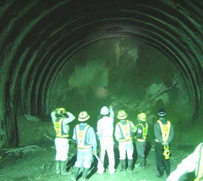 （写真）トンネル工事検査状況