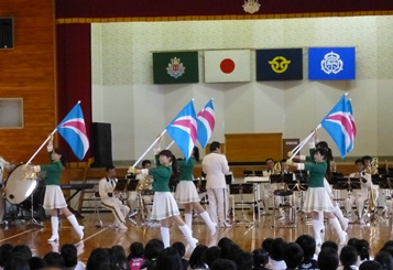 三納小学校鑑賞教室でのカラーガード隊の演技の様子