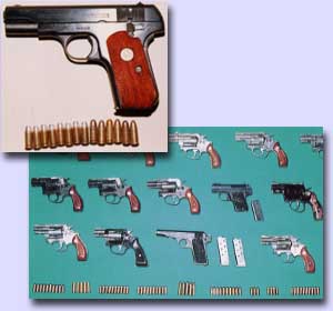 拳銃が並べられている画像