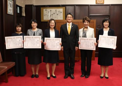 「看護の日」記念宮崎県知事表彰受賞者と知事の集合写真