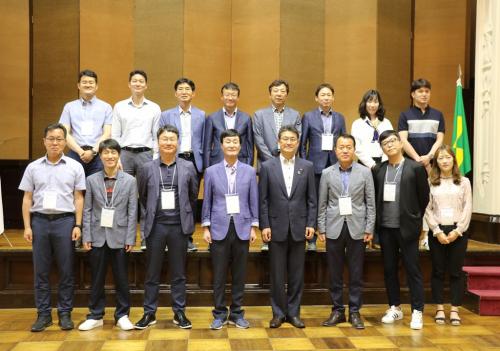 韓国自治体幹部15名と知事の集合写真