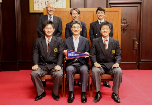 宮崎産業経営大学野球部の皆さんと知事の記念写真