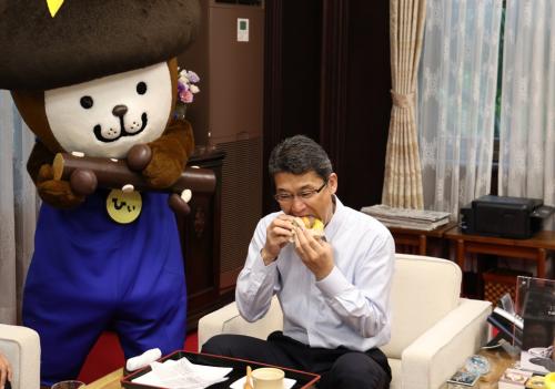 なばばーがーを試食する河野知事の写真