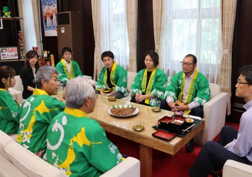 養鰻漁業協同組合の皆さんと河野知事の歓談の様子の写真