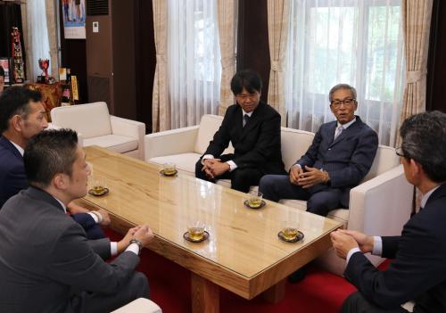 松野工業株式会社の方と知事の歓談の様子の写真