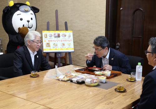 宮崎県産食材を使用した料理を試食する知事の写真