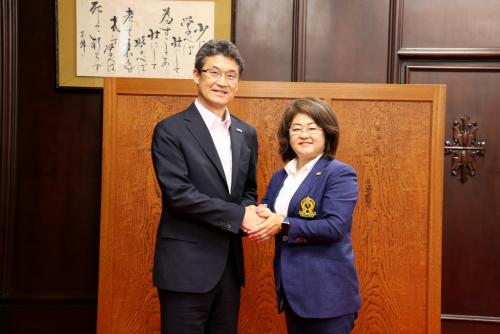 握手をする原田香里副会長と知事の写真