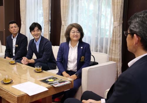 原田香里副会長と知事の歓談の様子の写真