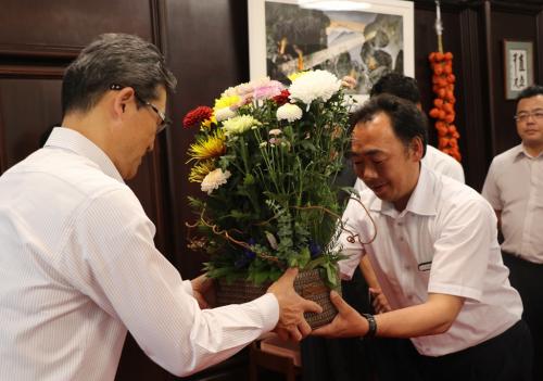 菊生産者の方から菊を贈呈される河野知事の写真