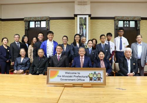 シンガポール親善交流訪問団の皆さんと知事の集合写真