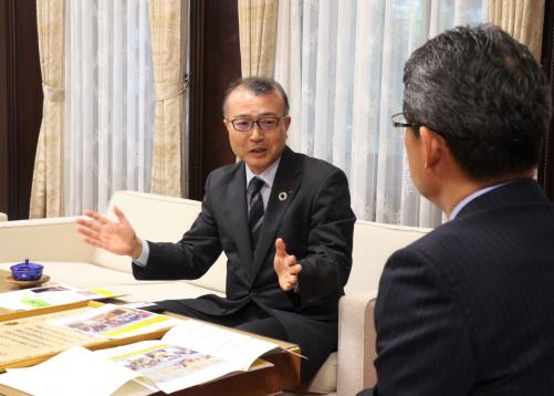 南日本ハム株式会社社長と河野知事の歓談の様子