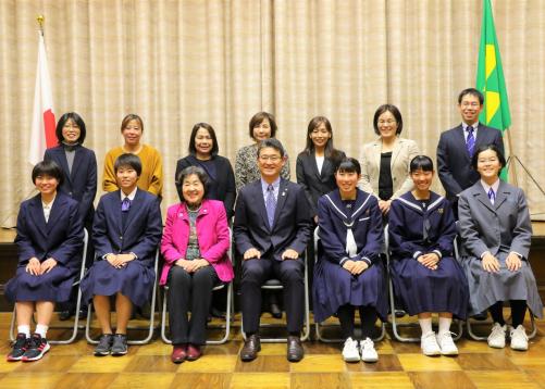 青少年の主張宮崎県大会受賞者の皆さんと知事の集合写真