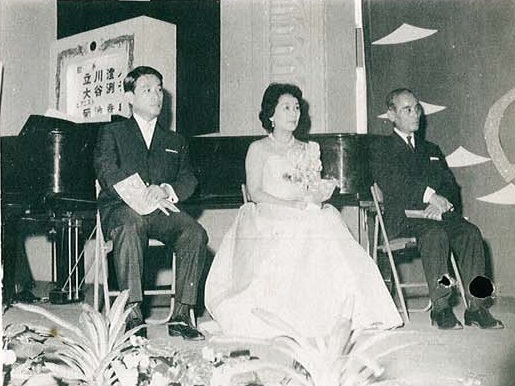 発表会に出席した立川氏、大谷氏と作曲者飯田信夫氏の代理人（左から）