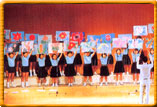 北方町のわらべ歌「花づくし」を発表する潮見小児童の写真