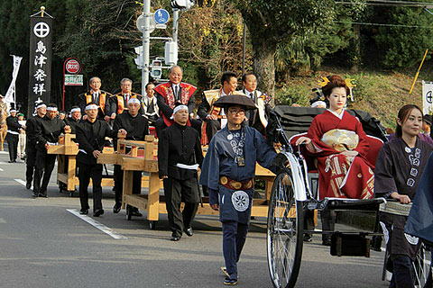 市街地をパレードする「維新の風」