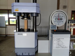 大断面材圧縮試験機の写真