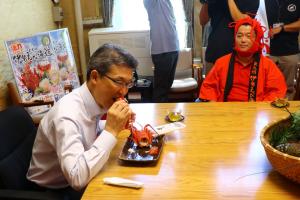 試食する知事
