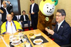 試食する知事