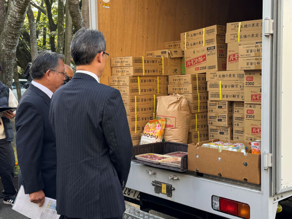 食材配布出発式_3
