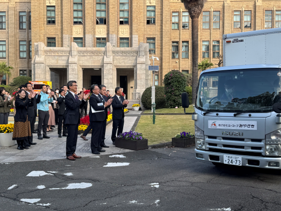 食材配布出発式_4