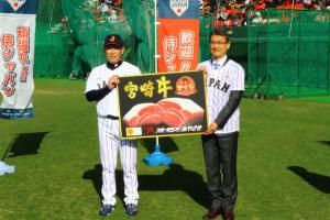 監督と知事写真