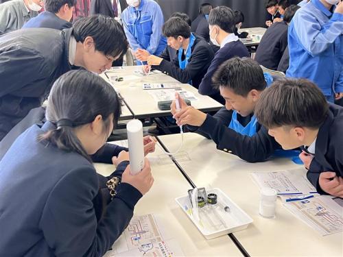 出前授業2：濾過実験の様子