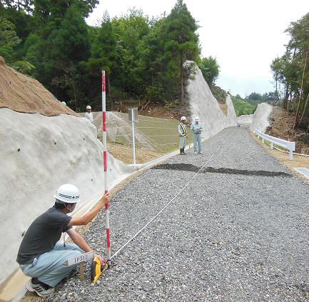 （写真）林道工事検査状況