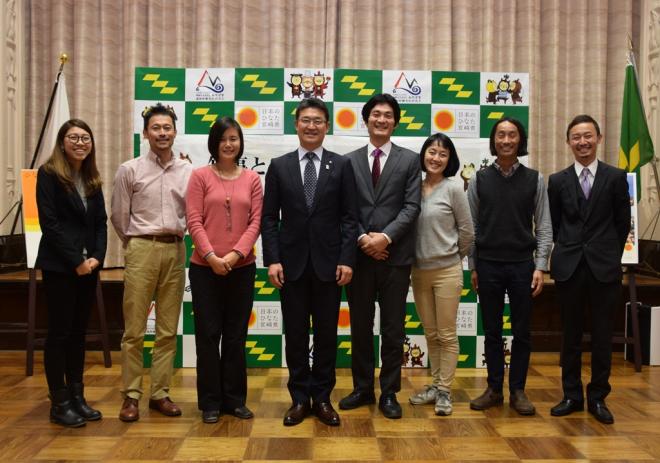 参加者と知事との集合写真