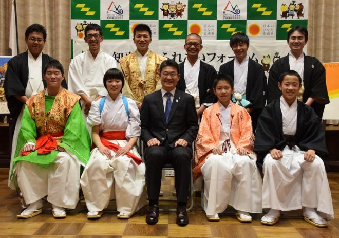 参加者と知事との集合写真