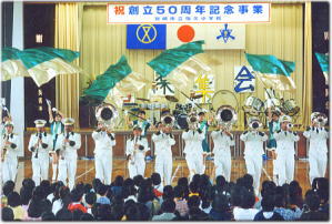 宮崎市立恒久小学校音楽教室で演奏を行なっている画像