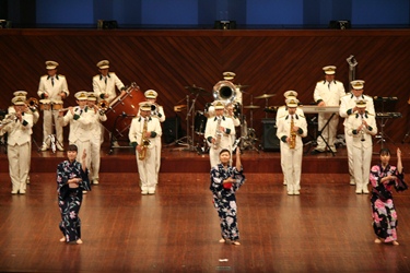 熊本県警察音楽隊定期演奏会で演奏をしている画像