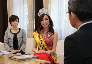 ミセス・ジャパン2018日本代表の大工蘭子氏と知事歓談の様子の写真