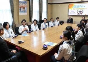 ガールスカウト宮崎県連盟指導者歓談の様子