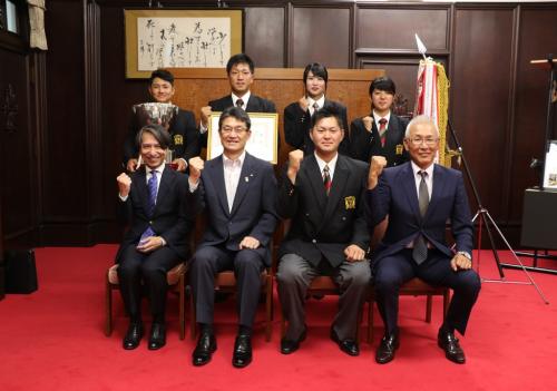 産経大野球部の皆さんと知事の記念写真