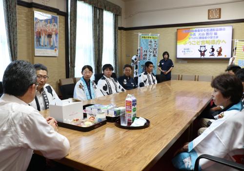 宮崎県酪農青年女性連絡協議会の皆さんと知事歓談の様子の写真