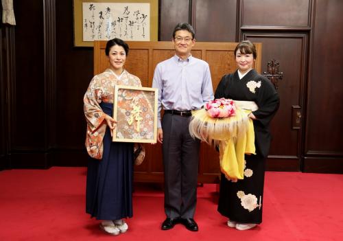 今井氏、藤間氏と知事の記念写真