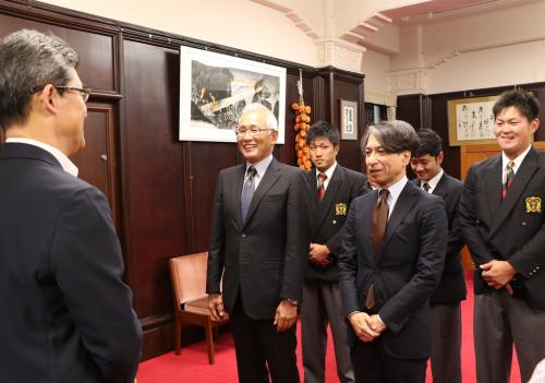 産業経営大学の皆さんから大会結果の報告を受ける知事の写真