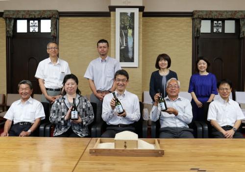 「本格芋焼酎新燃岳」関係者の皆さんと知事の集合写真