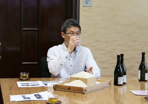 「本格芋焼酎新燃岳」を試飲する知事の写真