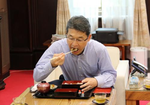 鰻蒲焼きを試食する河野知事の写真