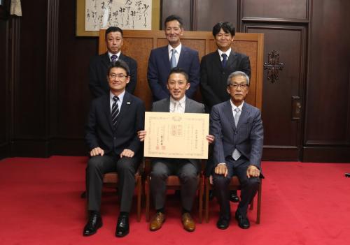 紺綬褒章知事伝達式参加者の集合写真