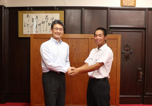 庄田聡史さん握手する知事の写真