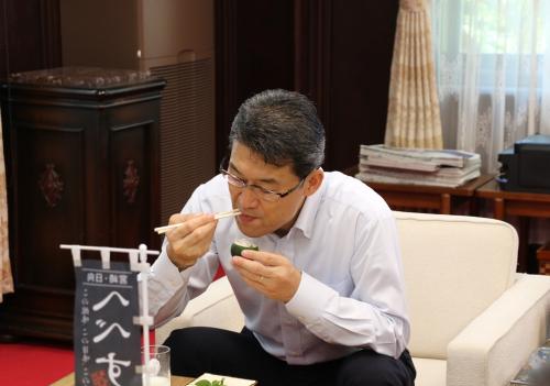 へべず料理を試食する河野知事の写真