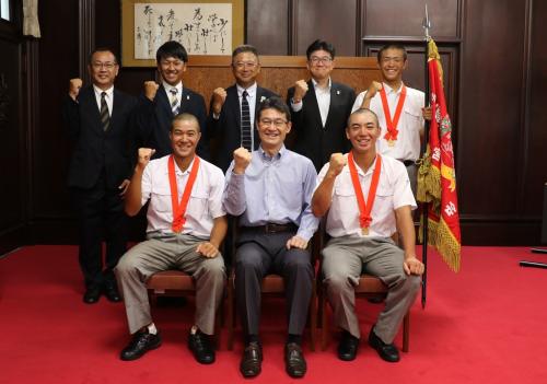 富島高等学校野球部の皆さんと河野知事の集合写真