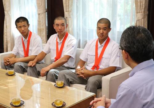 富島高等学校野球部の皆さんと知事が歓談する様子の写真