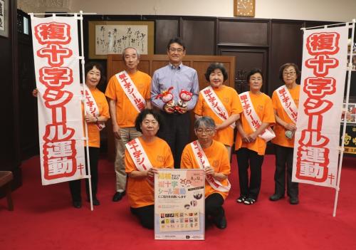 宮崎県健康増進婦人の会、結核予防会宮崎県支部の皆さんと河野知事の集合写真